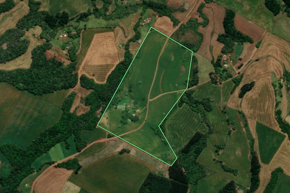 Imagem de satélite do imóvel rural em Chopinzinho (PR), com o contorno declarado no CAR desenhado por cima.