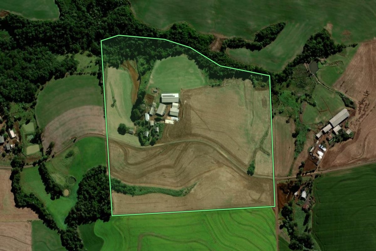 Imagem de satélite do imóvel rural em Chopinzinho (PR), com o contorno declarado no CAR desenhado por cima.