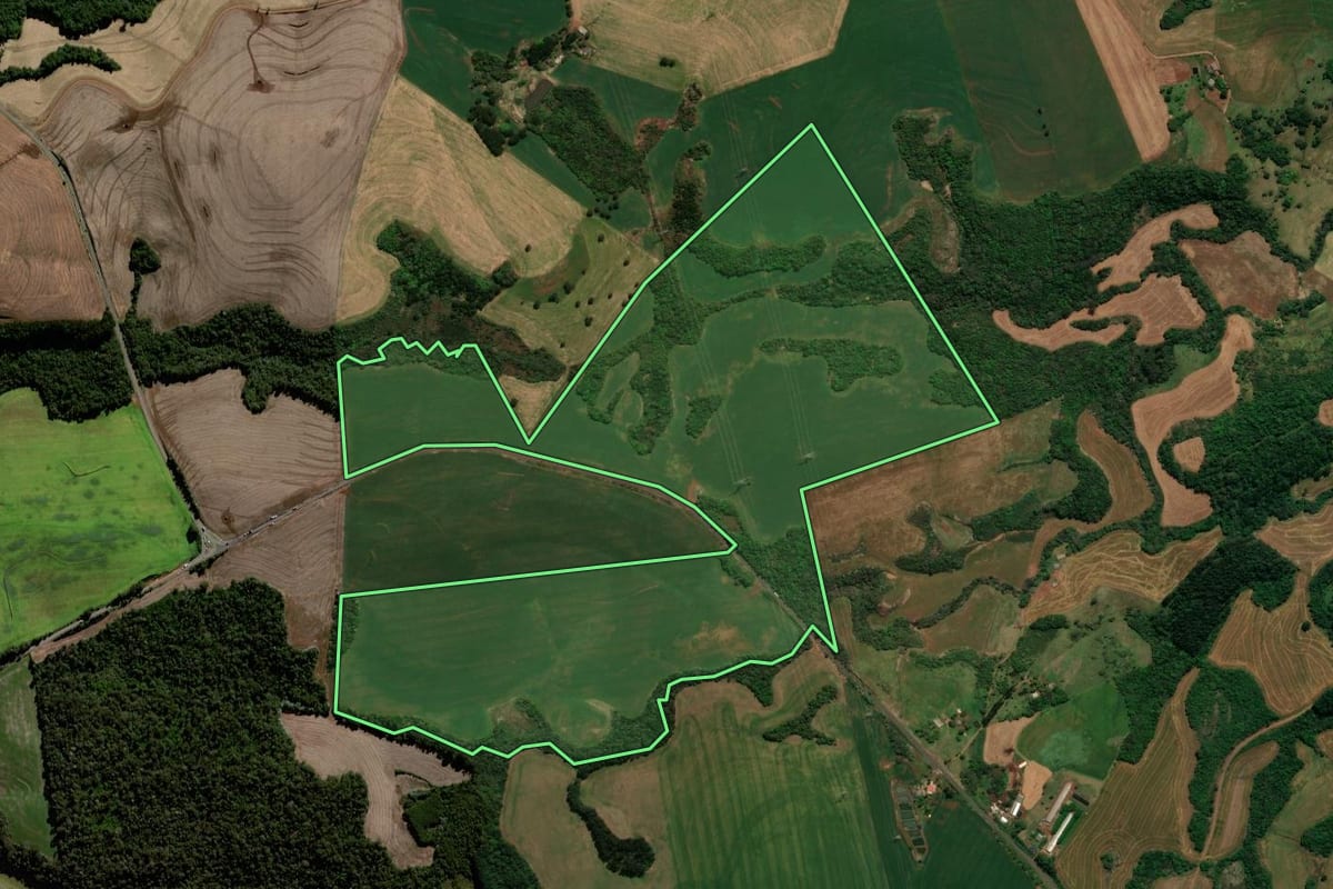 Imagem de satélite do imóvel rural em Chopinzinho (PR), com o contorno declarado no CAR desenhado por cima.