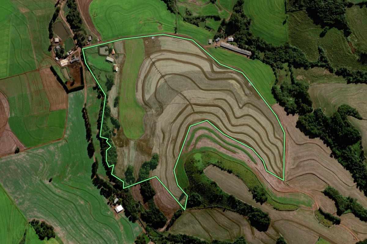 Imagem de satélite do imóvel rural em Chopinzinho (PR), com o contorno declarado no CAR desenhado por cima.