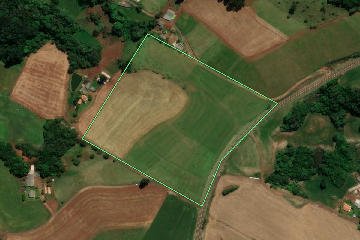 Imagem de satélite do imóvel rural em Chopinzinho (PR), com o contorno declarado no CAR desenhado por cima.