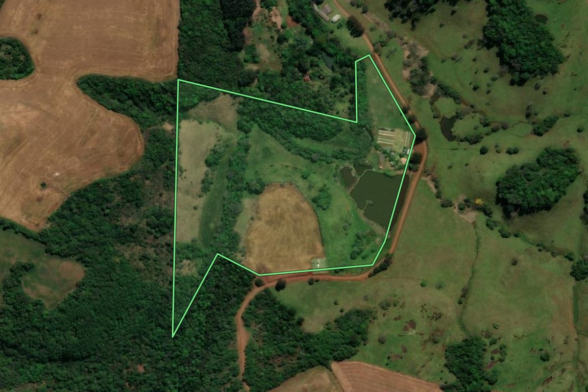 Imagem de satélite do imóvel rural em Chopinzinho (PR), com o contorno declarado no CAR desenhado por cima.