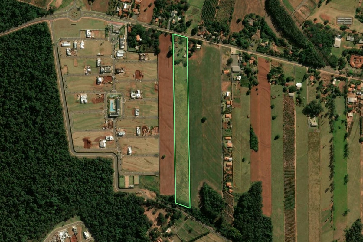 Imagem de satélite do imóvel rural em Cianorte (PR), com o contorno declarado no CAR desenhado por cima.