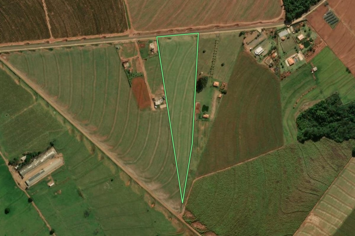 Imagem de satélite do imóvel rural em Cianorte (PR), com o contorno declarado no CAR desenhado por cima.