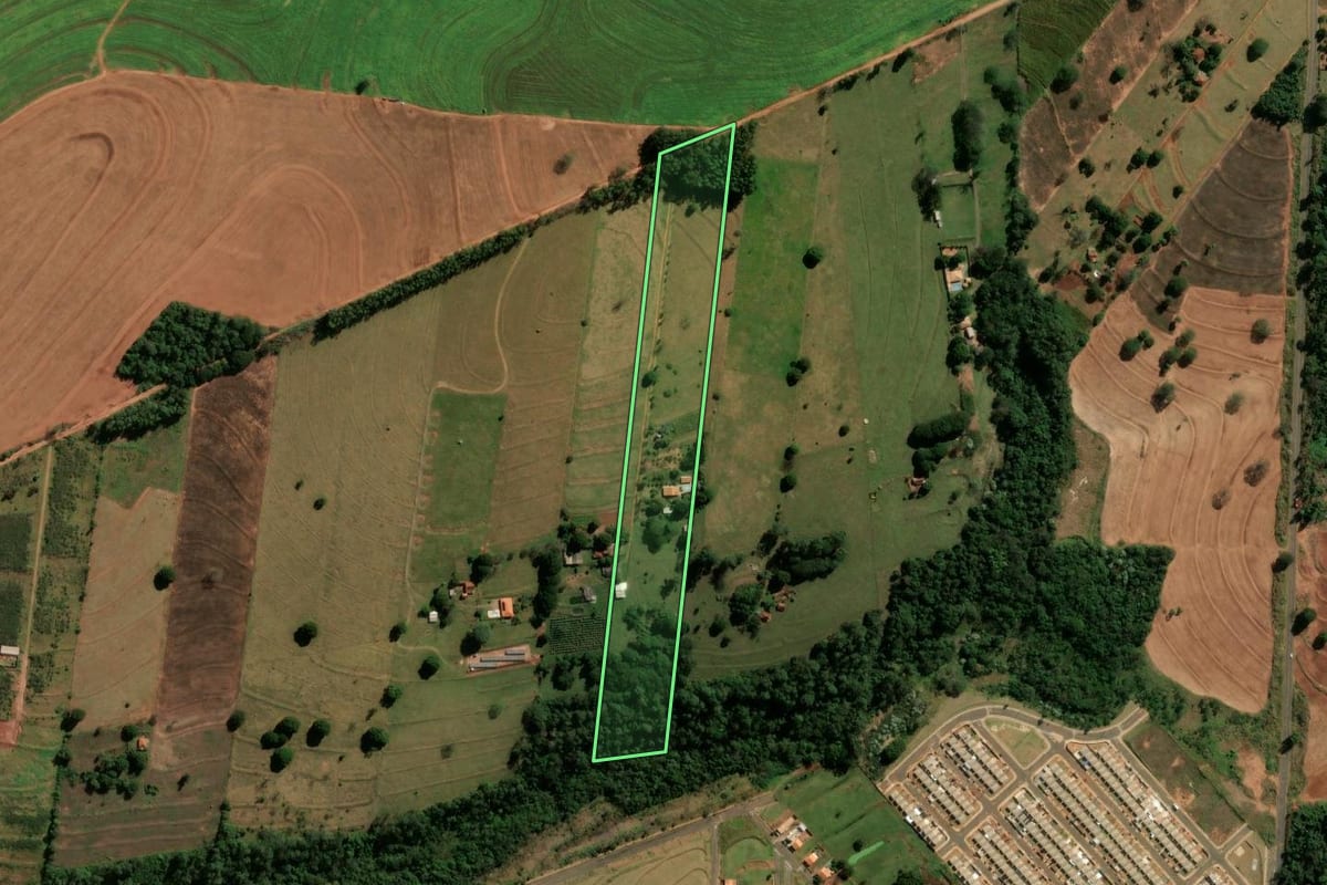 Imagem de satélite do imóvel rural em Cianorte (PR), com o contorno declarado no CAR desenhado por cima.