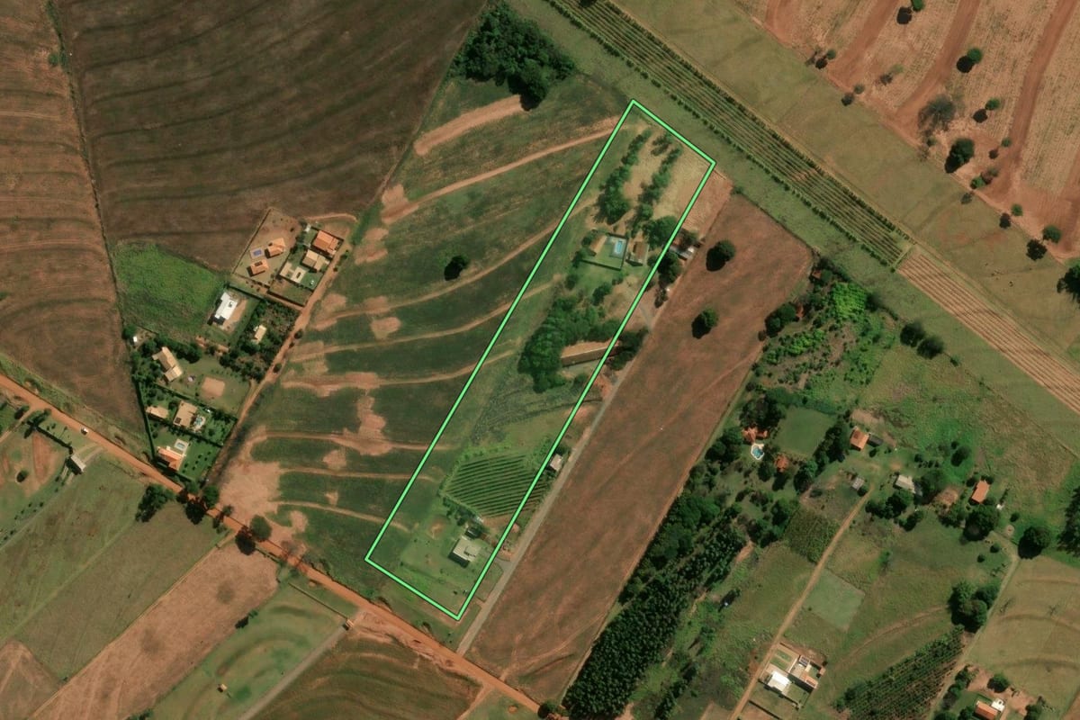 Imagem de satélite do imóvel rural em Cianorte (PR), com o contorno declarado no CAR desenhado por cima.