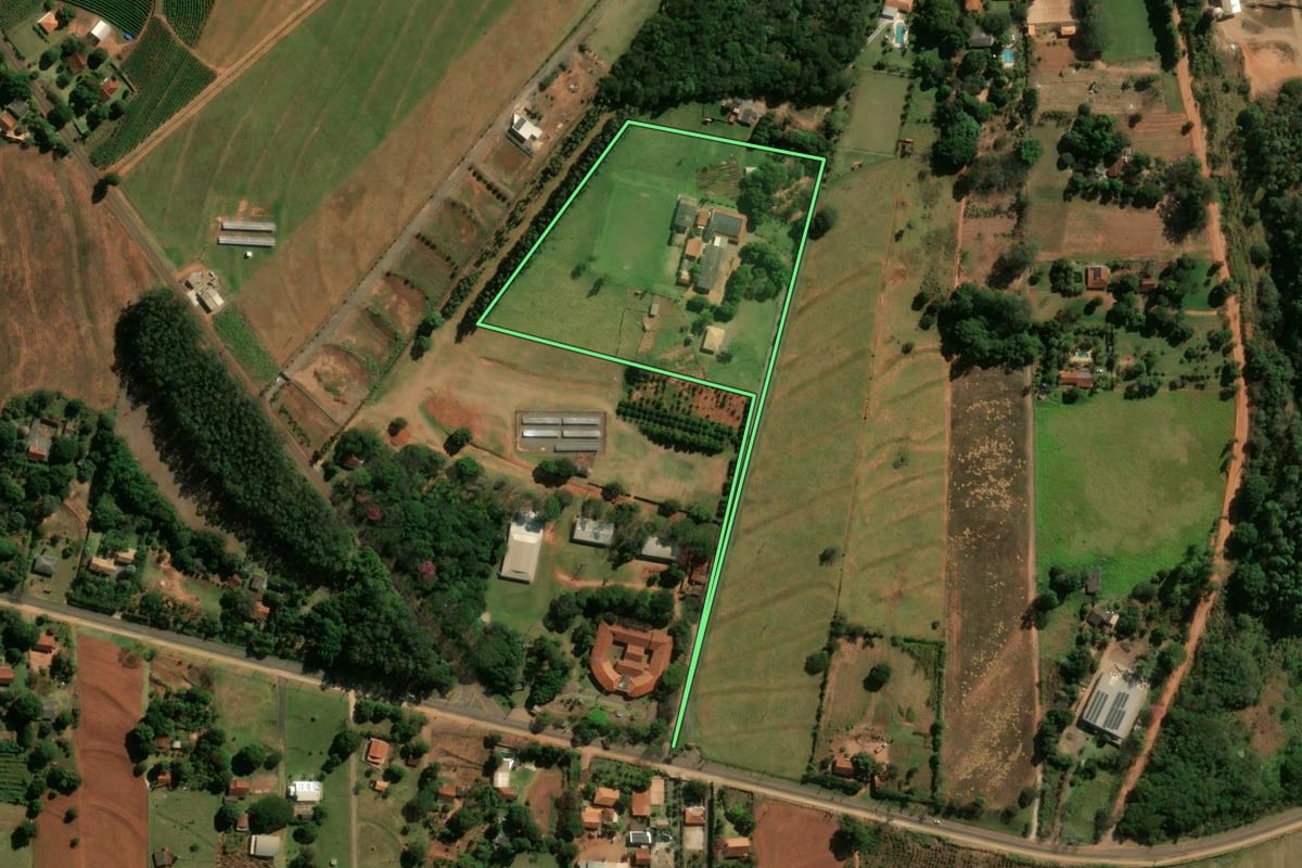 Imagem de satélite do imóvel rural em Cianorte (PR), com o contorno declarado no CAR desenhado por cima.