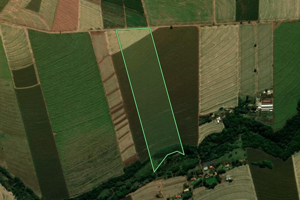 Imagem de satélite do imóvel rural em Cianorte (PR), com o contorno declarado no CAR desenhado por cima.