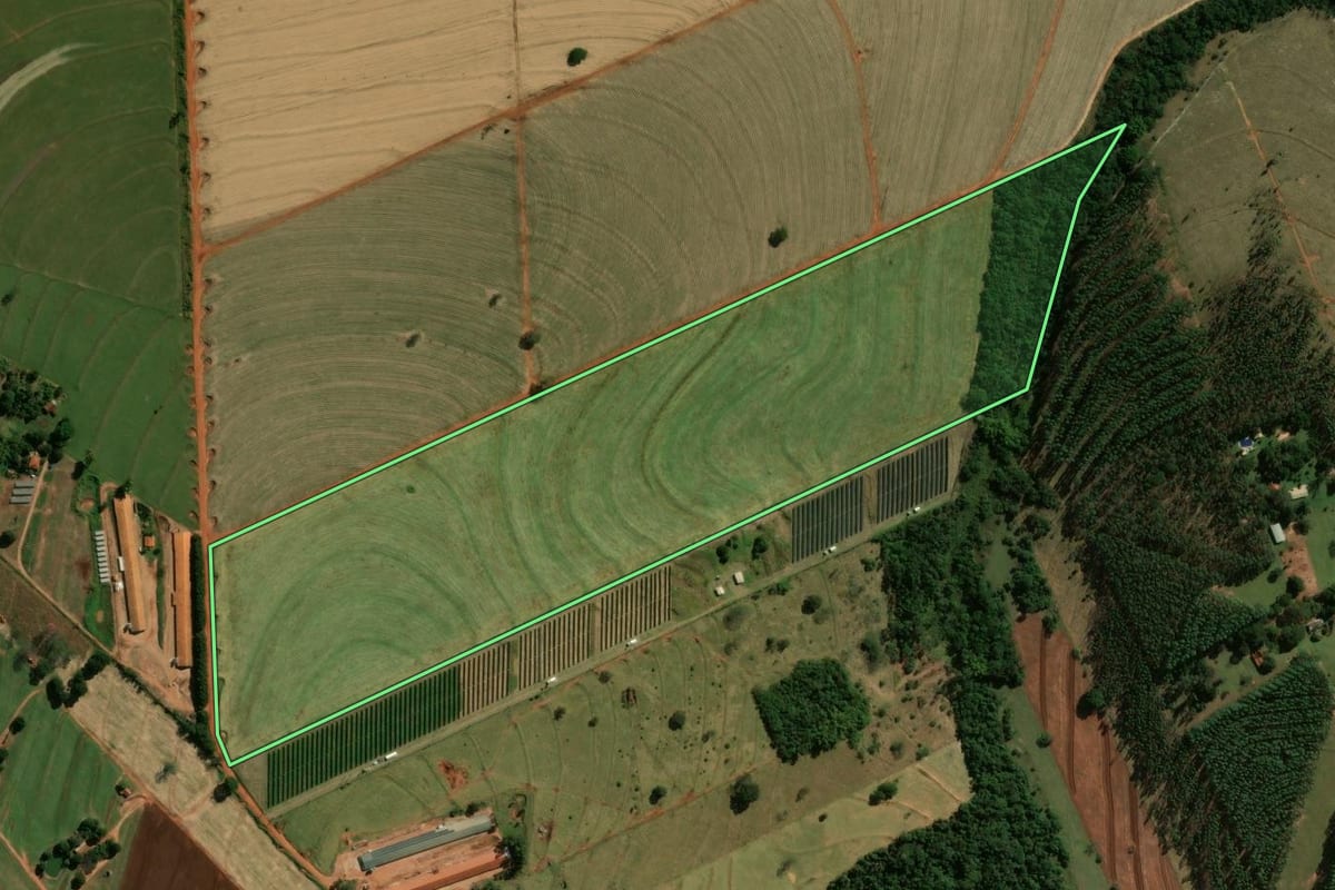 Imagem de satélite do imóvel rural em Cianorte (PR), com o contorno declarado no CAR desenhado por cima.