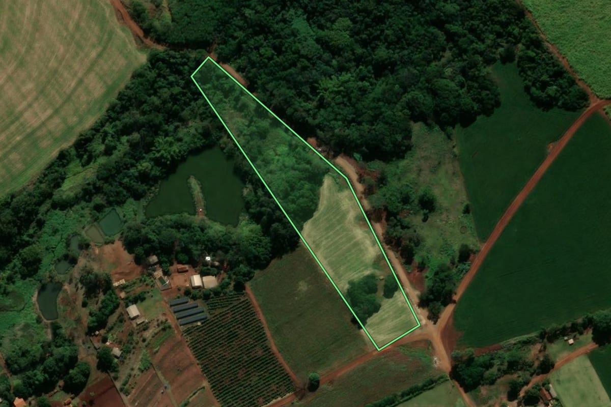 Imagem de satélite do imóvel rural em Cianorte (PR), com o contorno declarado no CAR desenhado por cima.