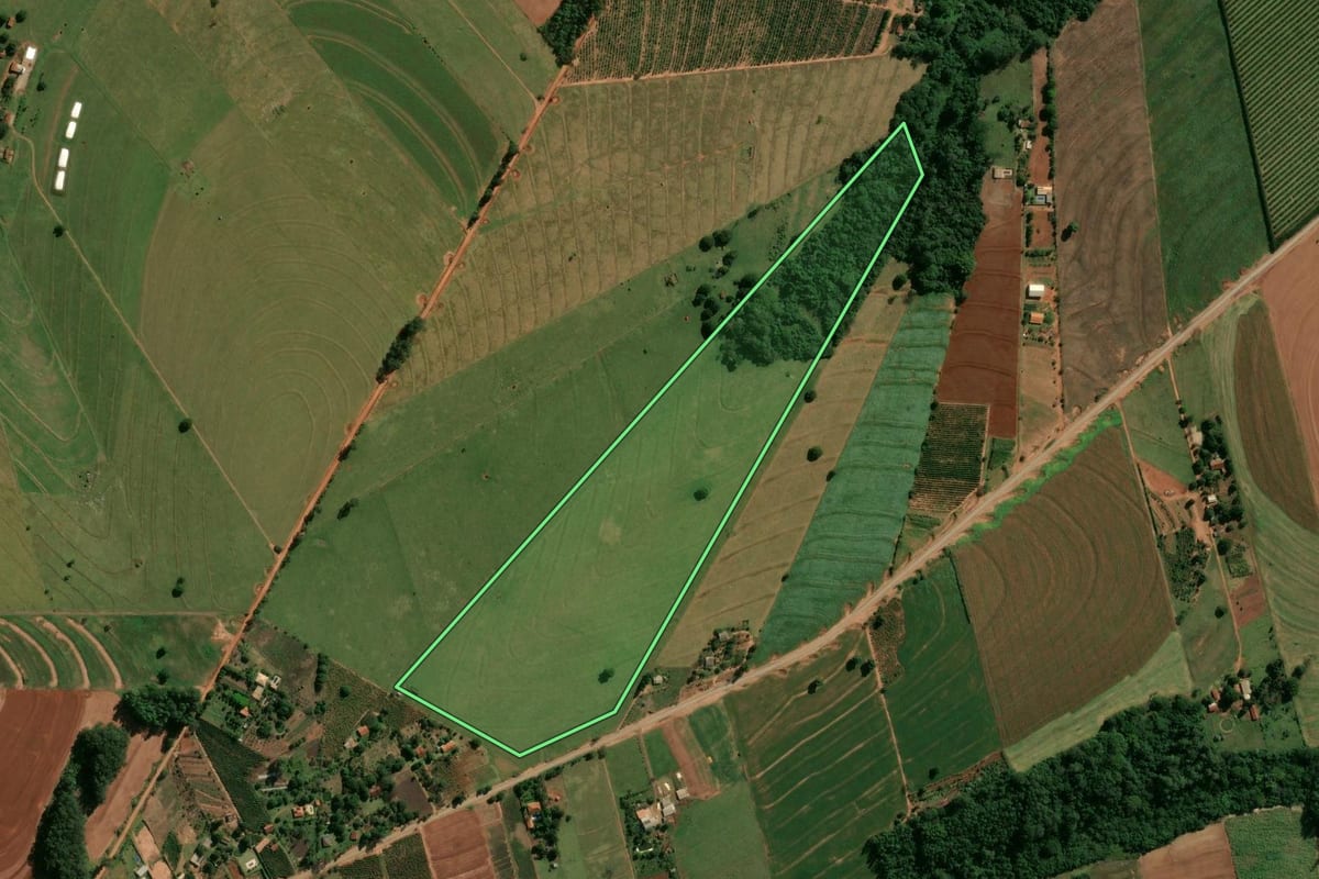 Imagem de satélite do imóvel rural em Cianorte (PR), com o contorno declarado no CAR desenhado por cima.