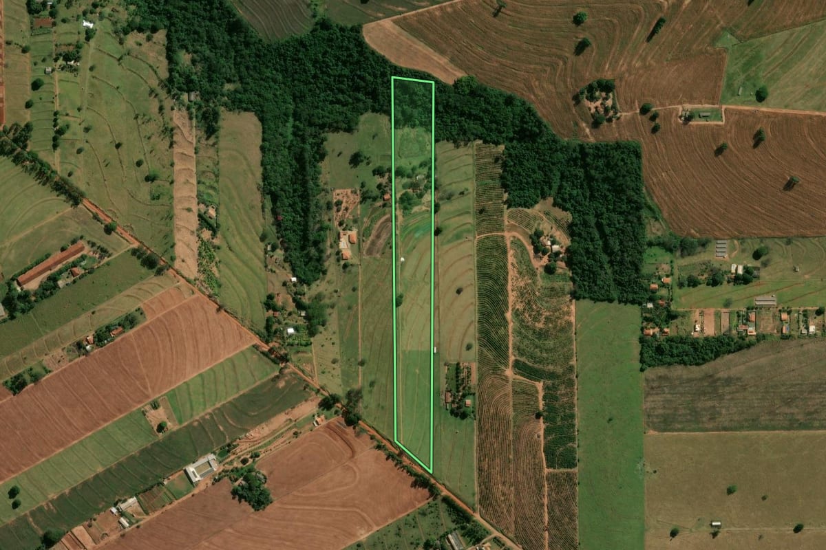 Imagem de satélite do imóvel rural em Cianorte (PR), com o contorno declarado no CAR desenhado por cima.