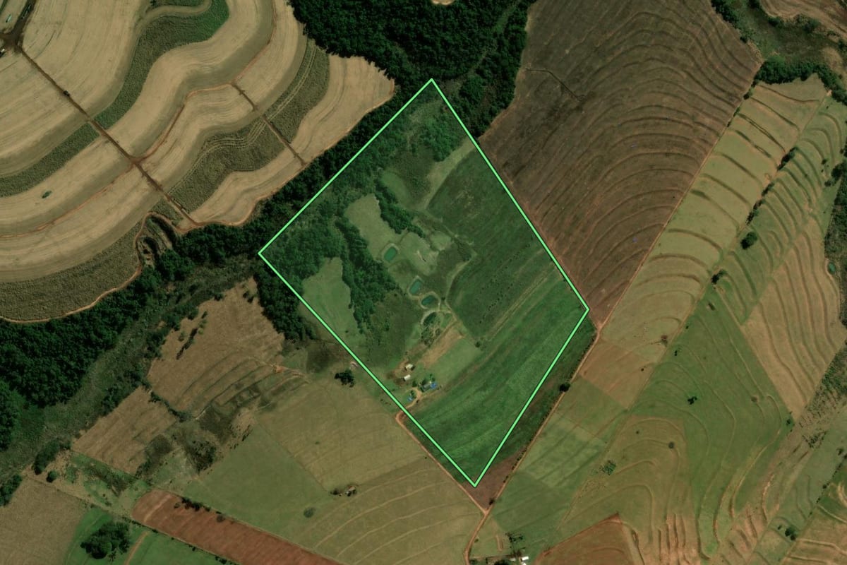 Imagem de satélite do imóvel rural em Cianorte (PR), com o contorno declarado no CAR desenhado por cima.