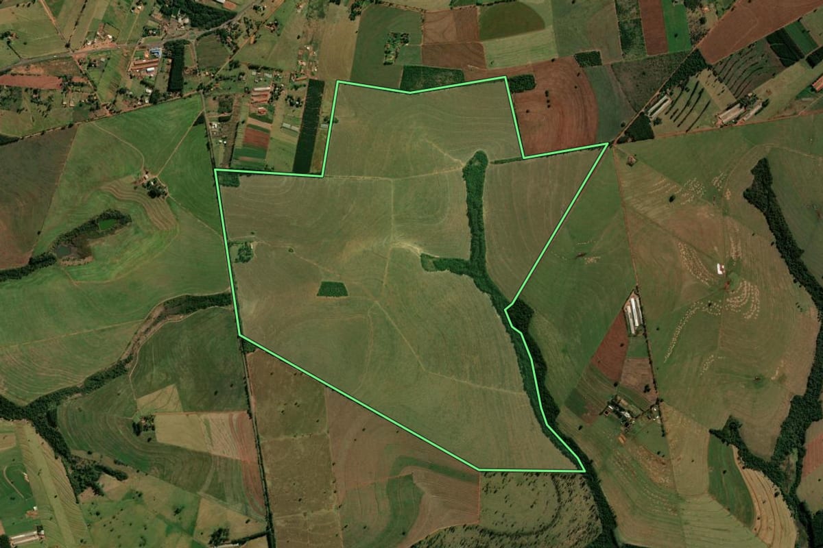 Imagem de satélite do imóvel rural em Cianorte (PR), com o contorno declarado no CAR desenhado por cima.
