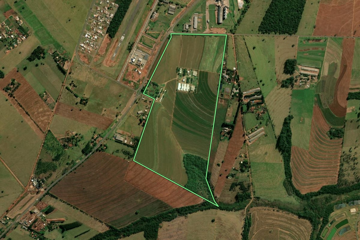 Imagem de satélite do imóvel rural em Cianorte (PR), com o contorno declarado no CAR desenhado por cima.