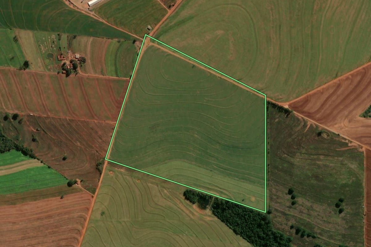 Imagem de satélite do imóvel rural em Cianorte (PR), com o contorno declarado no CAR desenhado por cima.