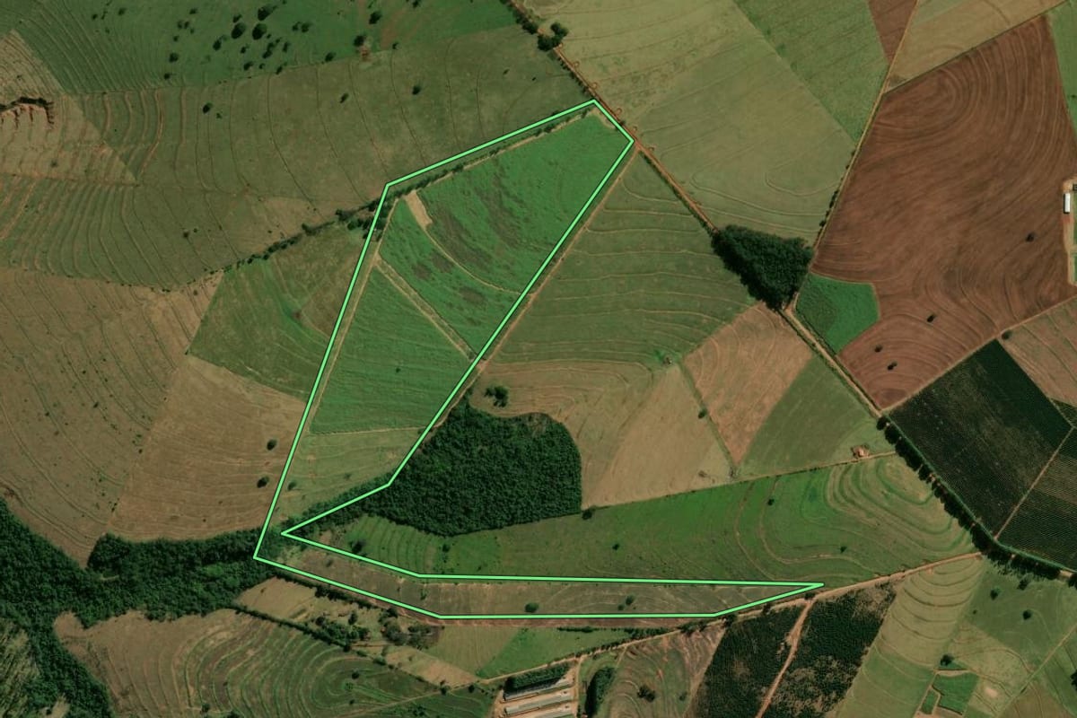 Imagem de satélite do imóvel rural em Cianorte (PR), com o contorno declarado no CAR desenhado por cima.