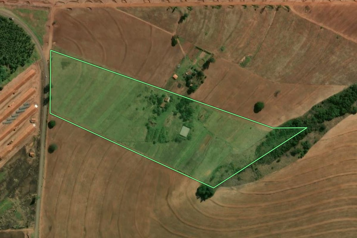 Imagem de satélite do imóvel rural em Cianorte (PR), com o contorno declarado no CAR desenhado por cima.