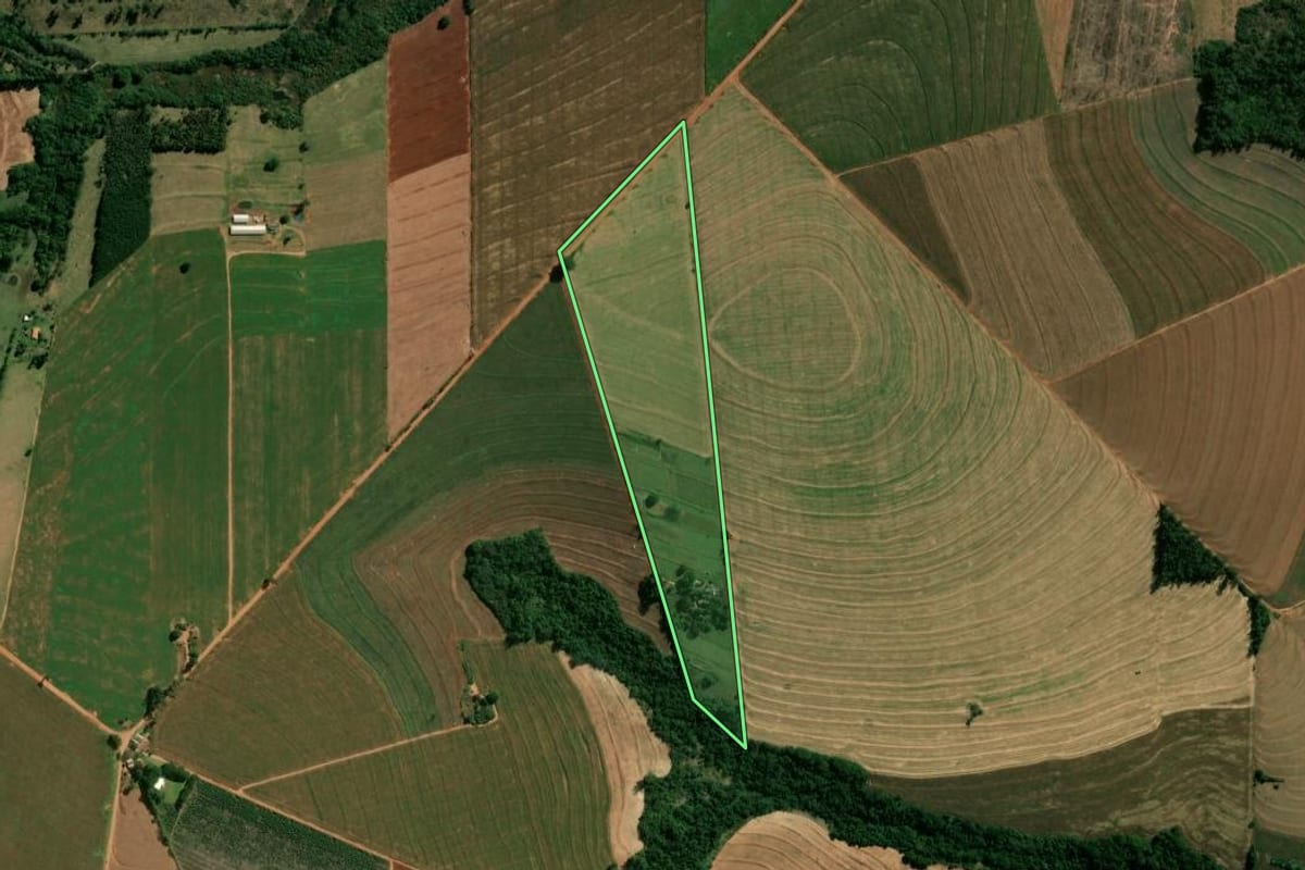 Imagem de satélite do imóvel rural em Cianorte (PR), com o contorno declarado no CAR desenhado por cima.