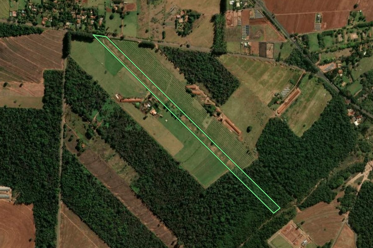 Imagem de satélite do imóvel rural em Cianorte (PR), com o contorno declarado no CAR desenhado por cima.
