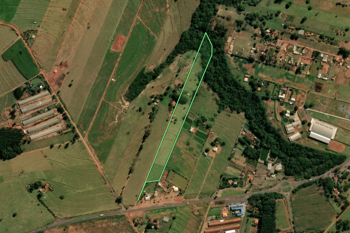 Imagem de satélite do imóvel rural em Cianorte (PR), com o contorno declarado no CAR desenhado por cima.