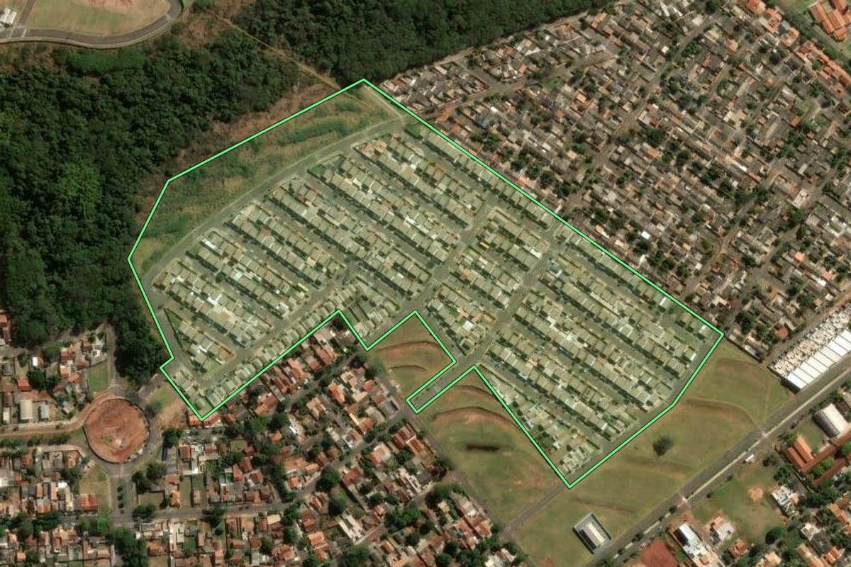 Imagem de satélite do imóvel rural em Cianorte (PR), com o contorno declarado no CAR desenhado por cima.