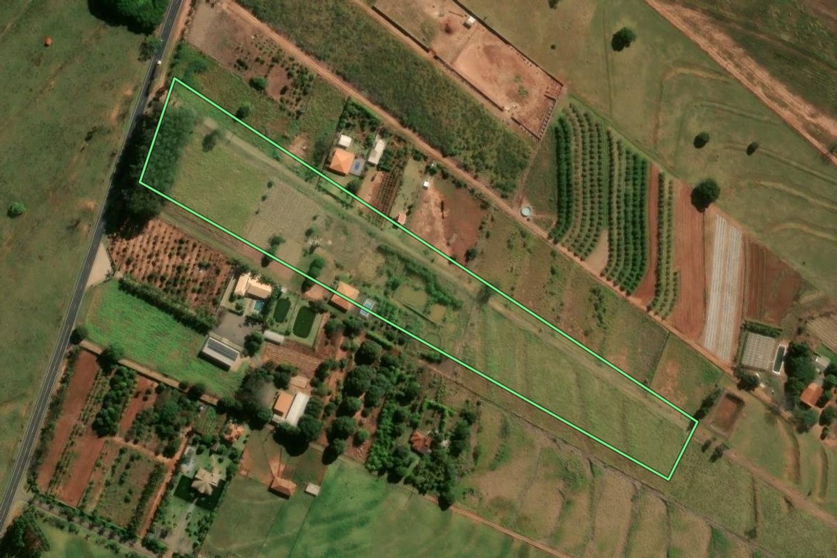 Imagem de satélite do imóvel rural em Cianorte (PR), com o contorno declarado no CAR desenhado por cima.