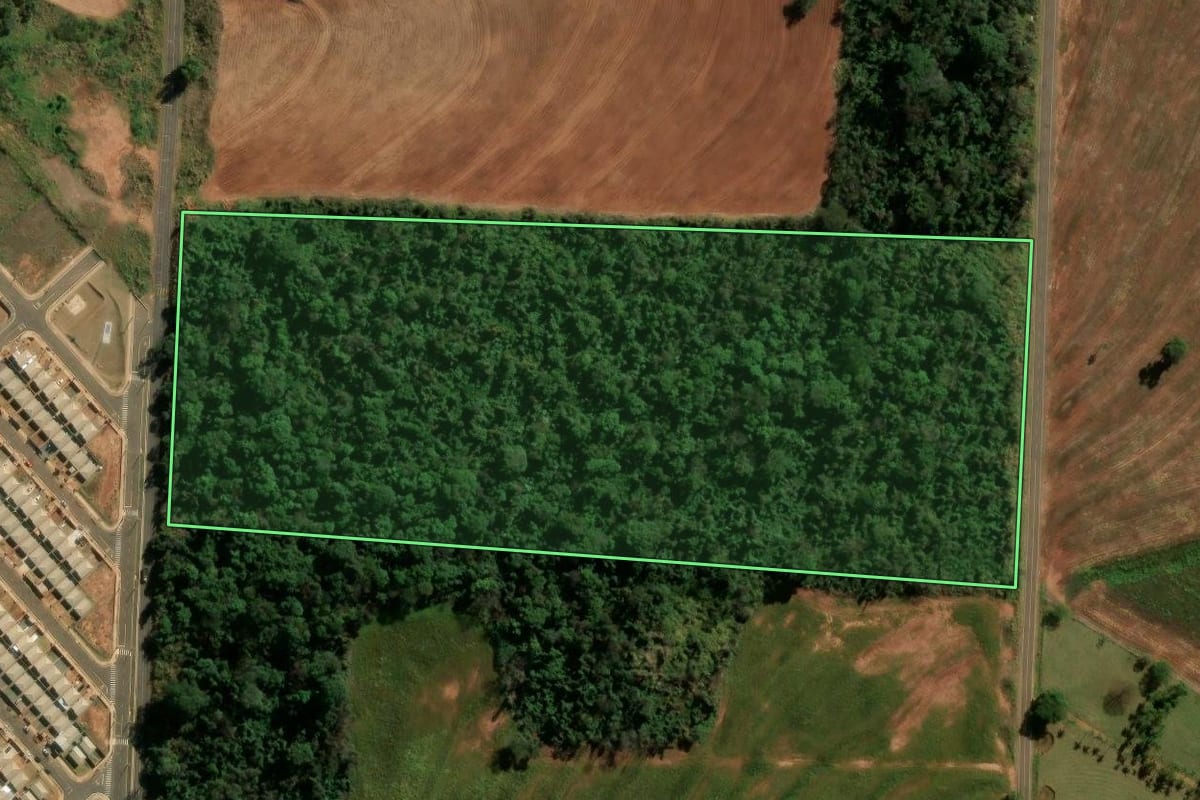 Imagem de satélite do imóvel rural em Cianorte (PR), com o contorno declarado no CAR desenhado por cima.