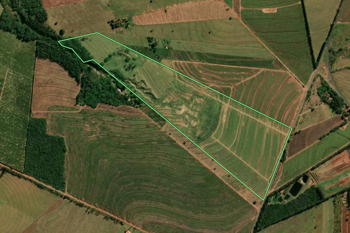 Imagem de satélite do imóvel rural em Cianorte (PR), com o contorno declarado no CAR desenhado por cima.
