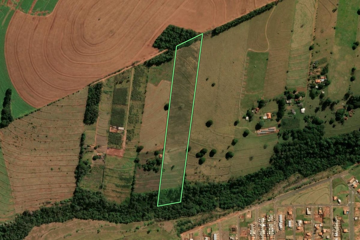 Imagem de satélite do imóvel rural em Cianorte (PR), com o contorno declarado no CAR desenhado por cima.