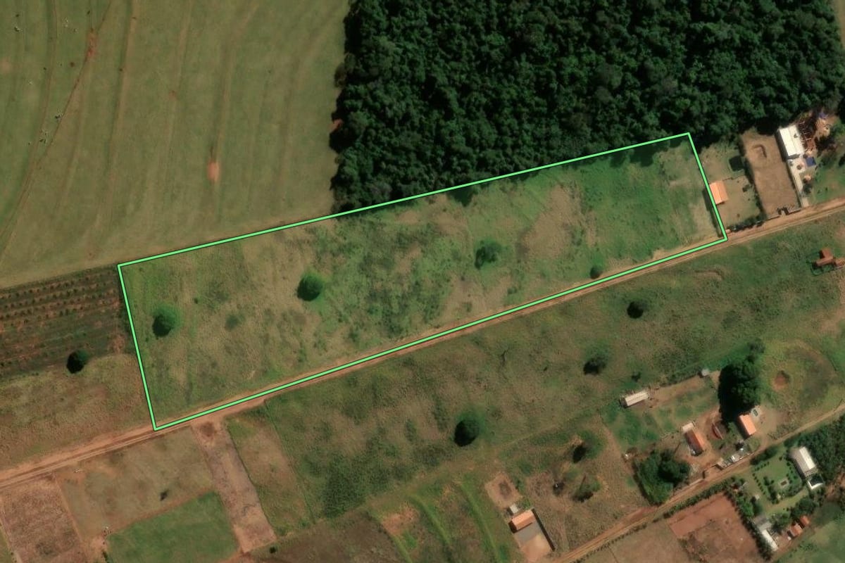 Imagem de satélite do imóvel rural em Cianorte (PR), com o contorno declarado no CAR desenhado por cima.