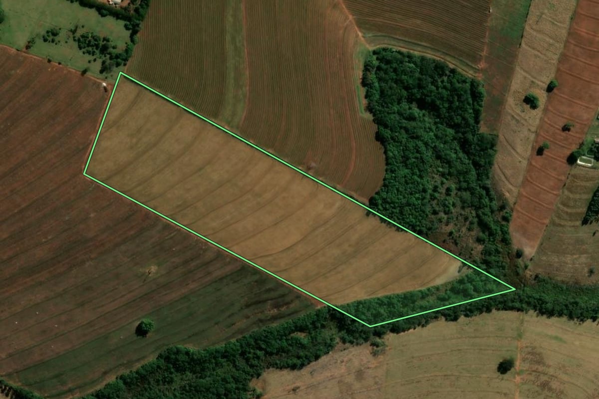 Imagem de satélite do imóvel rural em Cianorte (PR), com o contorno declarado no CAR desenhado por cima.