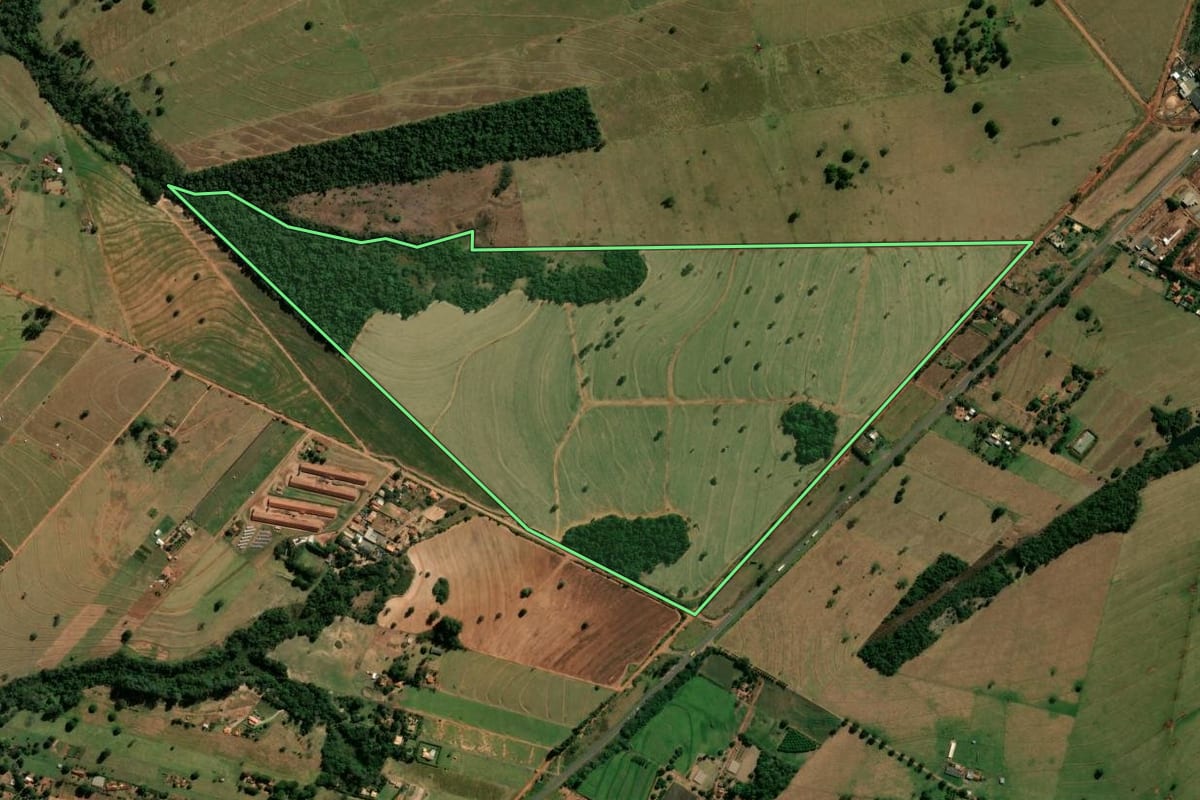 Imagem de satélite do imóvel rural em Cianorte (PR), com o contorno declarado no CAR desenhado por cima.