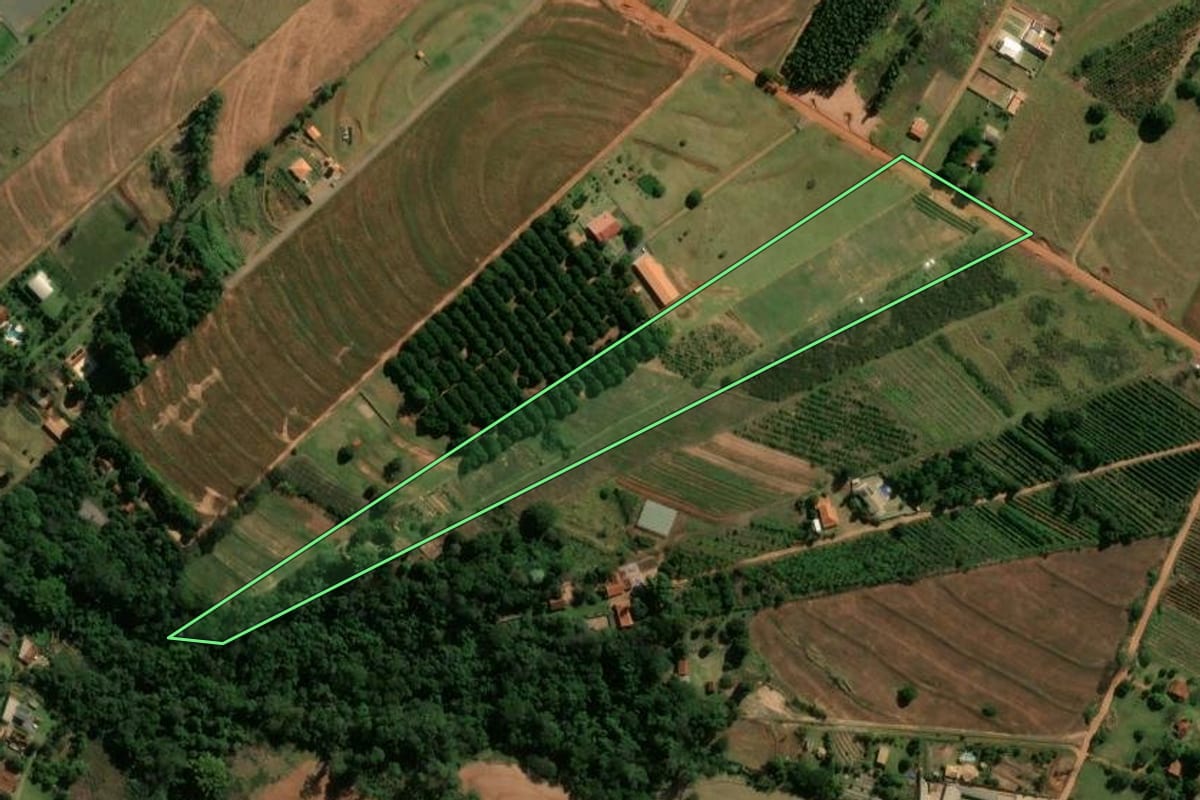 Imagem de satélite do imóvel rural em Cianorte (PR), com o contorno declarado no CAR desenhado por cima.