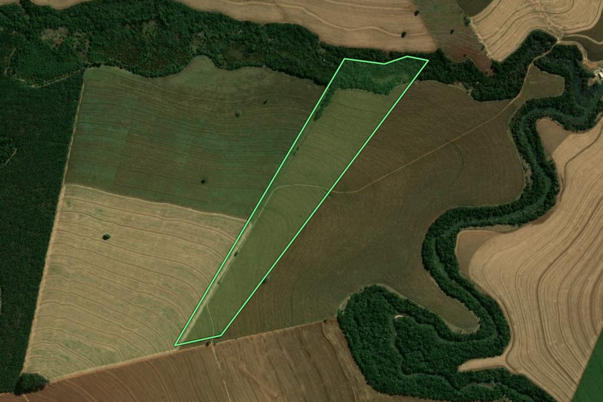 Imagem de satélite do imóvel rural em Cianorte (PR), com o contorno declarado no CAR desenhado por cima.