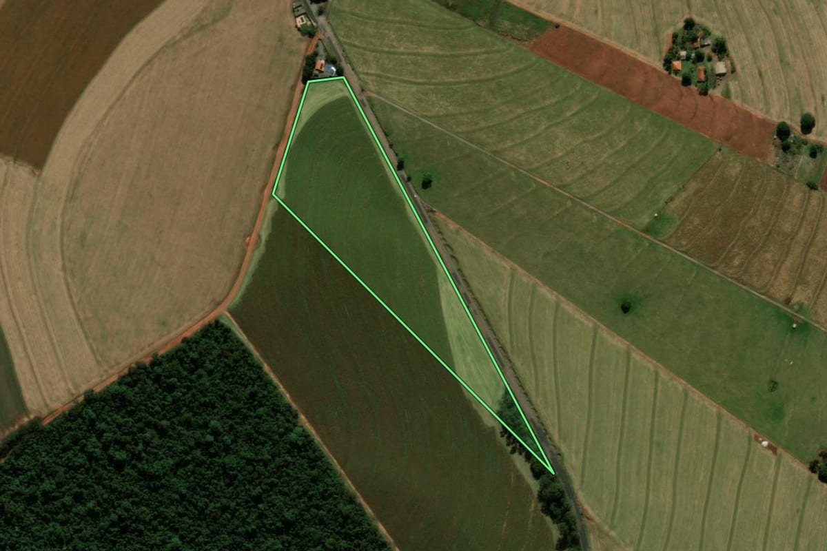 Imagem de satélite do imóvel rural em Cianorte (PR), com o contorno declarado no CAR desenhado por cima.
