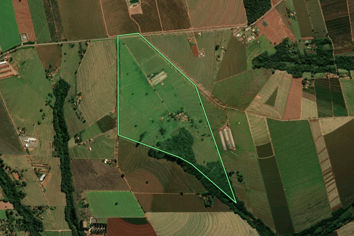 Imagem de satélite do imóvel rural em Cianorte (PR), com o contorno declarado no CAR desenhado por cima.