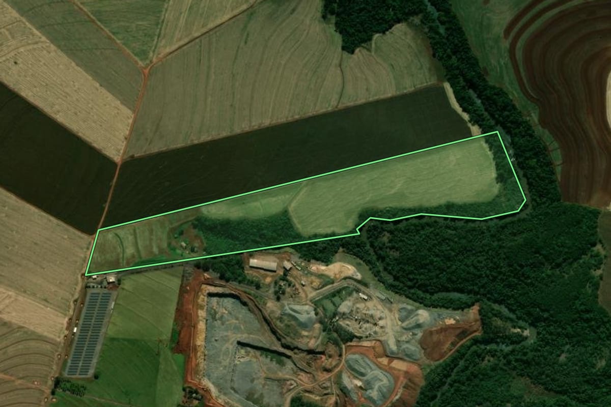 Imagem de satélite do imóvel rural em Cianorte (PR), com o contorno declarado no CAR desenhado por cima.