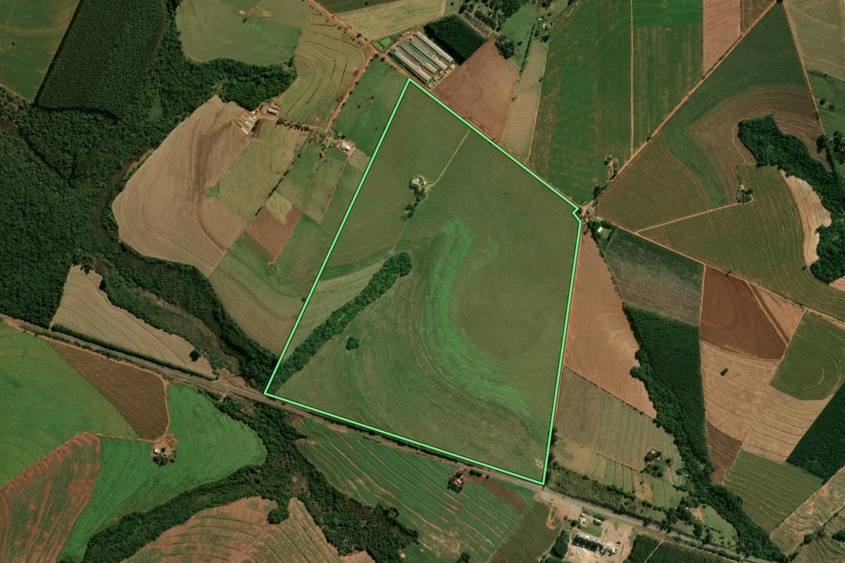 Imagem de satélite do imóvel rural em Cianorte (PR), com o contorno declarado no CAR desenhado por cima.