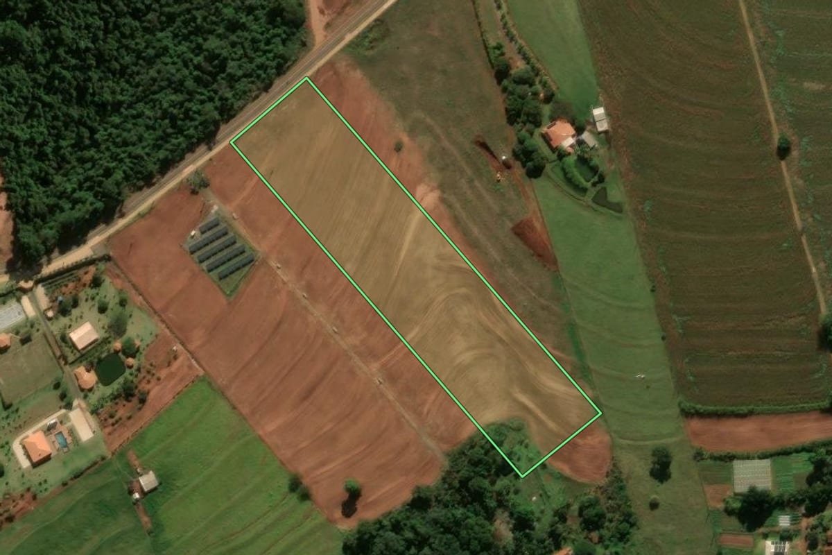 Imagem de satélite do imóvel rural em Cianorte (PR), com o contorno declarado no CAR desenhado por cima.
