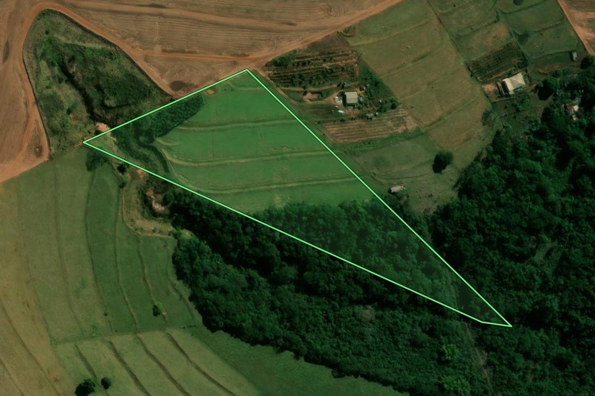 Imagem de satélite do imóvel rural em Cianorte (PR), com o contorno declarado no CAR desenhado por cima.