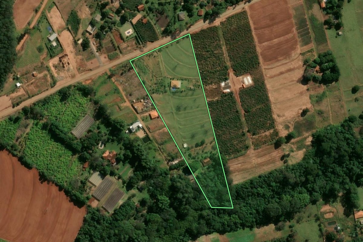 Imagem de satélite do imóvel rural em Cianorte (PR), com o contorno declarado no CAR desenhado por cima.