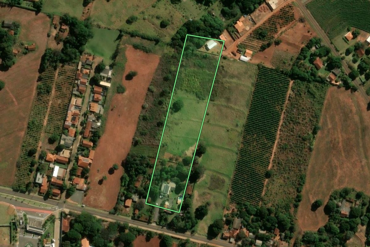 Imagem de satélite do imóvel rural em Cianorte (PR), com o contorno declarado no CAR desenhado por cima.