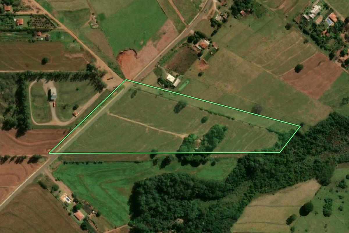 Imagem de satélite do imóvel rural em Cianorte (PR), com o contorno declarado no CAR desenhado por cima.