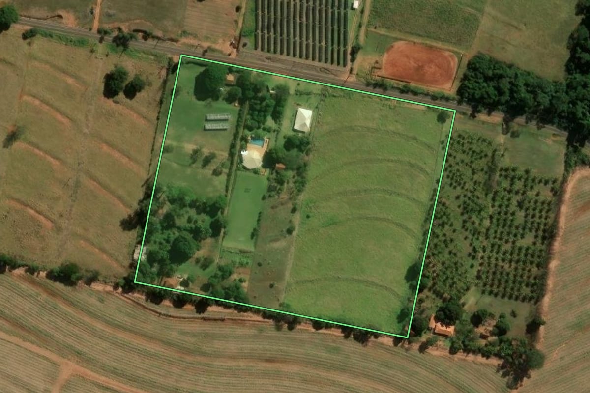 Imagem de satélite do imóvel rural em Cianorte (PR), com o contorno declarado no CAR desenhado por cima.