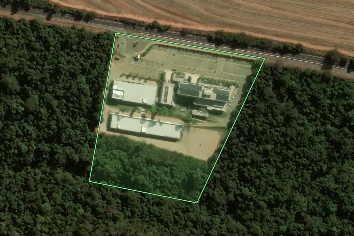 Imagem de satélite do imóvel rural em Cianorte (PR), com o contorno declarado no CAR desenhado por cima.