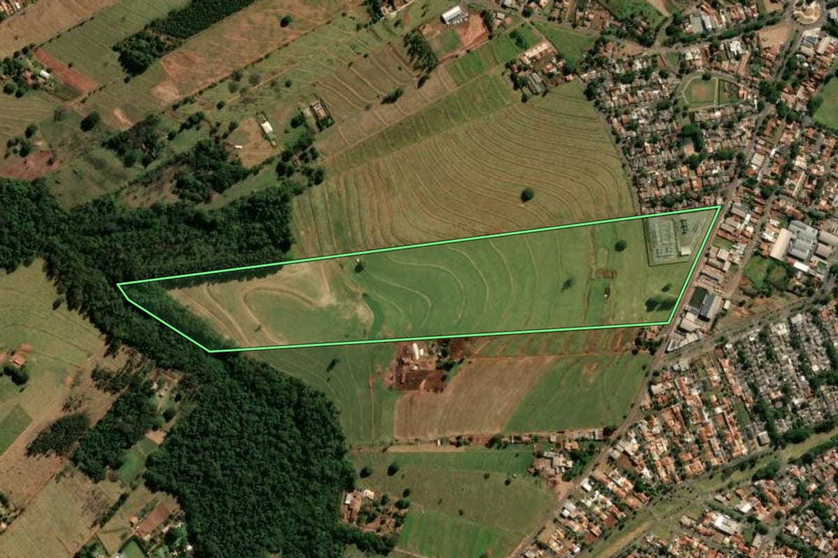 Imagem de satélite do imóvel rural em Cianorte (PR), com o contorno declarado no CAR desenhado por cima.