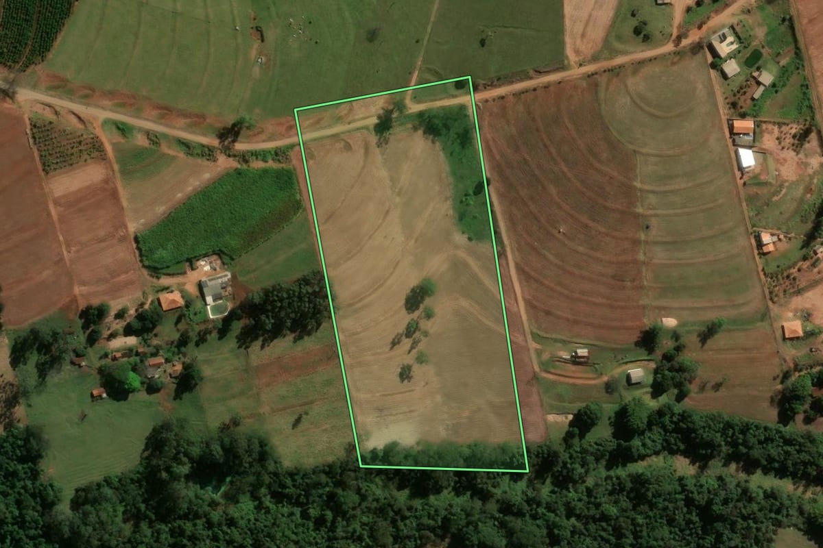 Imagem de satélite do imóvel rural em Cianorte (PR), com o contorno declarado no CAR desenhado por cima.