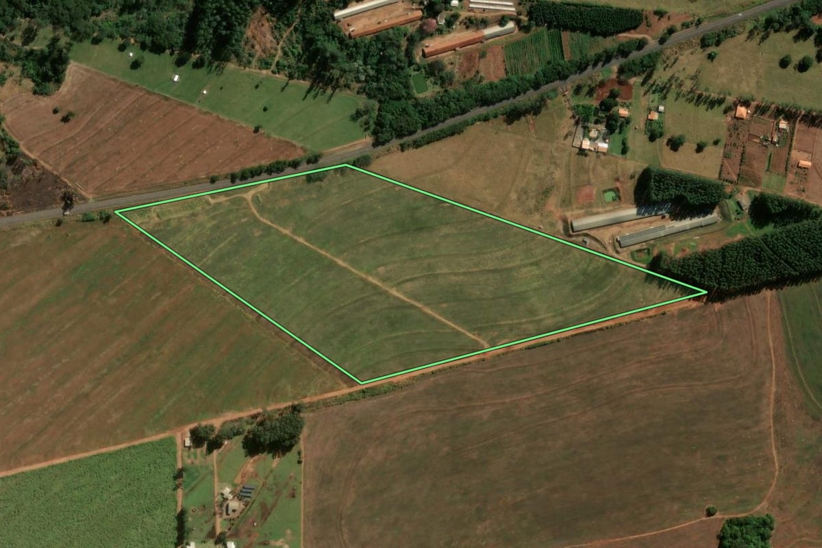 Imagem de satélite do imóvel rural em Cianorte (PR), com o contorno declarado no CAR desenhado por cima.