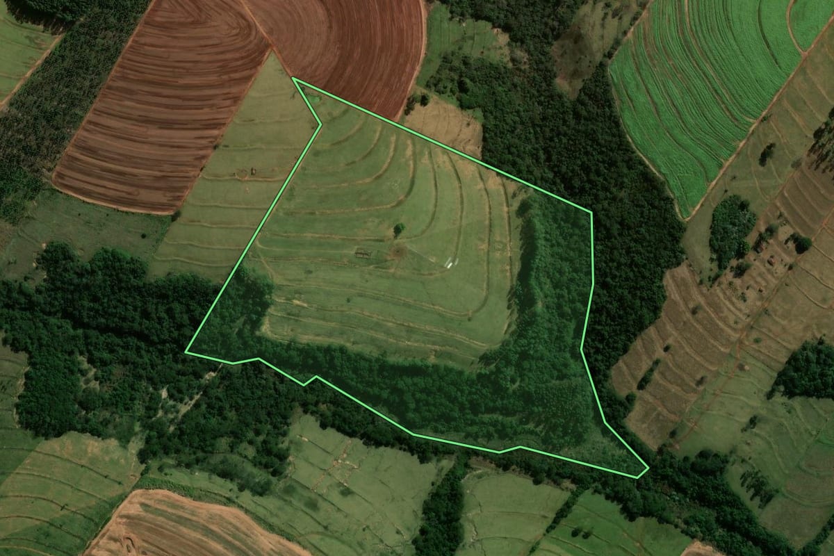 Imagem de satélite do imóvel rural em Cianorte (PR), com o contorno declarado no CAR desenhado por cima.